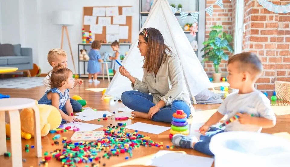 幼儿园里正在玩耍的小孩，图源：图虫