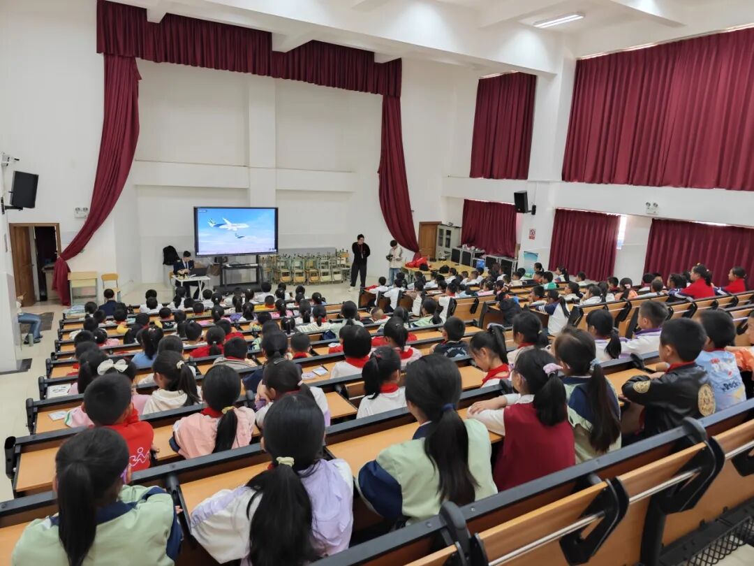 盘龙区金实小学(源清校区)红土青苗c919大飞机航空科学课1515!