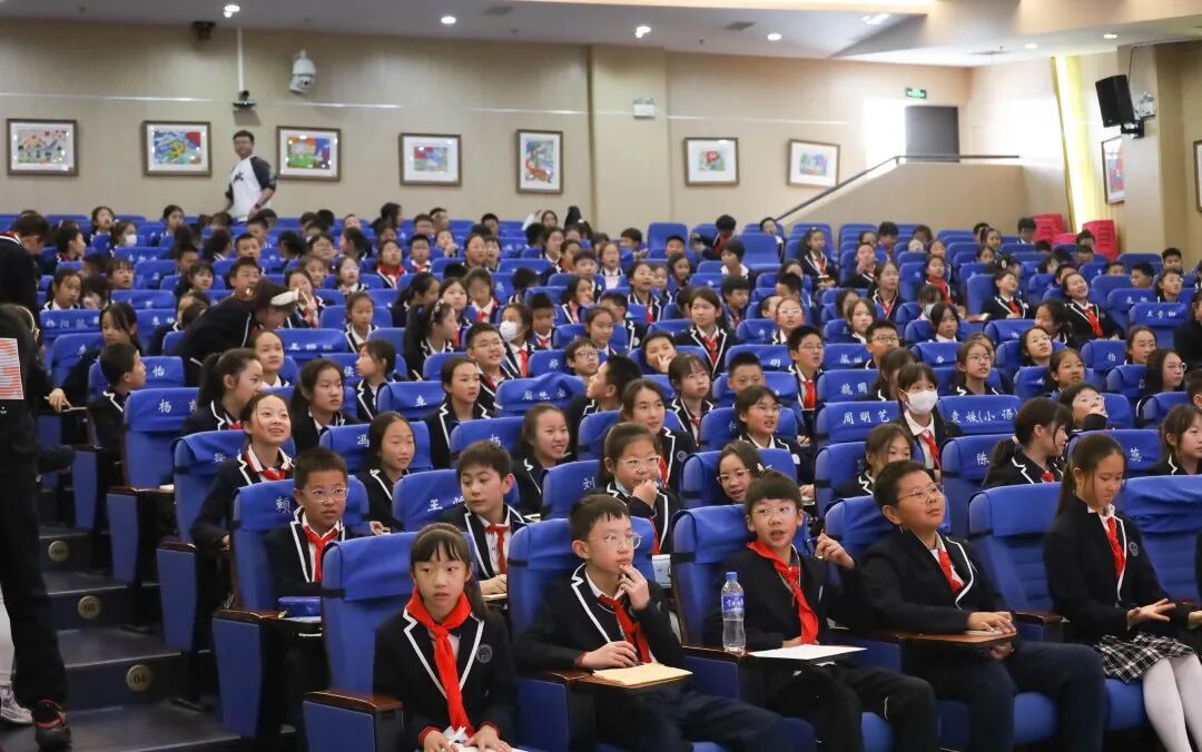 劳模宣讲进校园匠心逐梦促成长模范思政课堂走进昆明润城学校