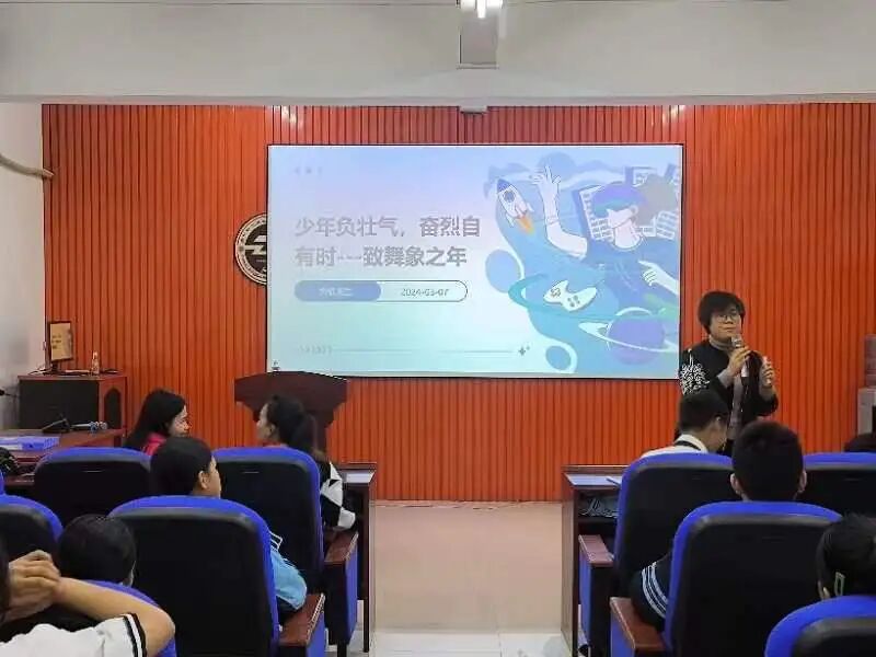 苏圩镇团委联合多部门开展学雷锋志愿服务活动暨青春期健康知识进校园