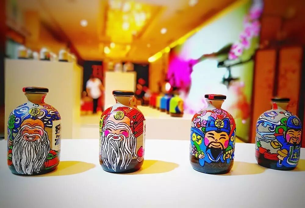 首届全球陶绘大赛"启动时,很多人觉得吴向东是在"折腾",在酒坛上画画