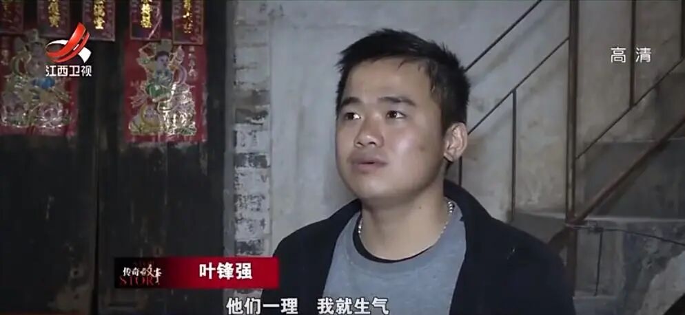 泪目！广东7岁男孩被拐13年后，在大排档吃生蚝时，突然说道：这味道，好像是我亲生父亲的手艺！