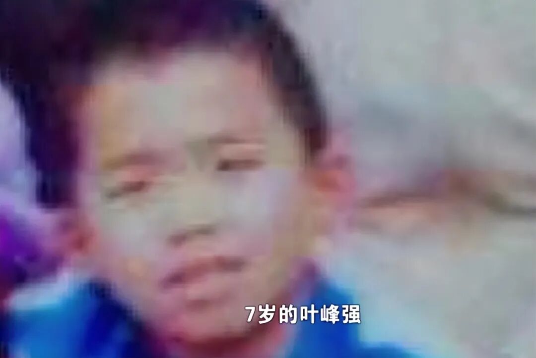 泪目！广东7岁男孩被拐13年后，在大排档吃生蚝时，突然说道：这味道，好像是我亲生父亲的手艺！