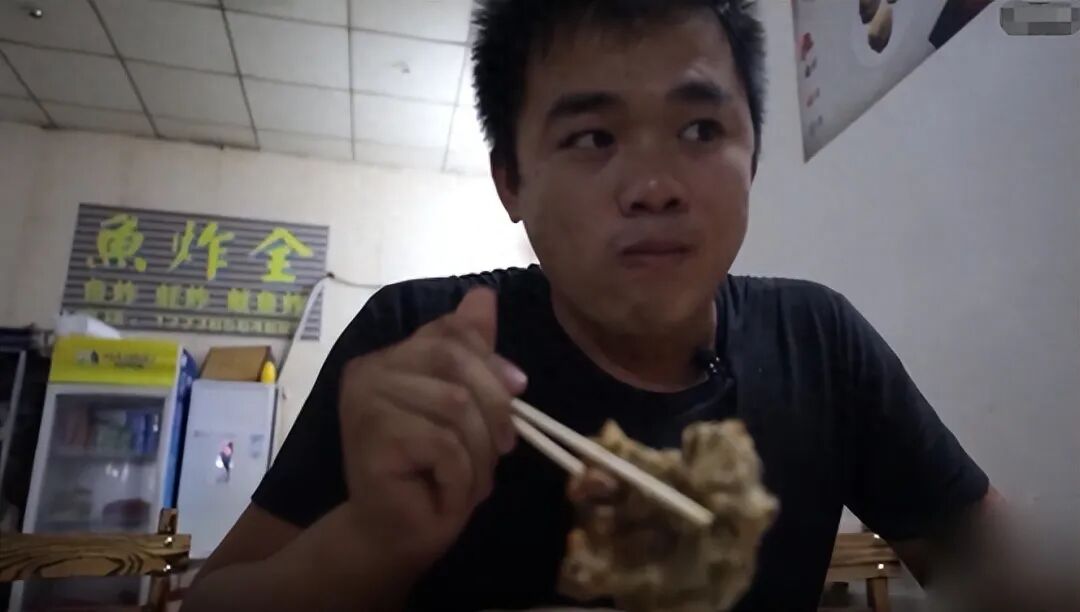 泪目！广东7岁男孩被拐13年后，在大排档吃生蚝时，突然说道：这味道，好像是我亲生父亲的手艺！