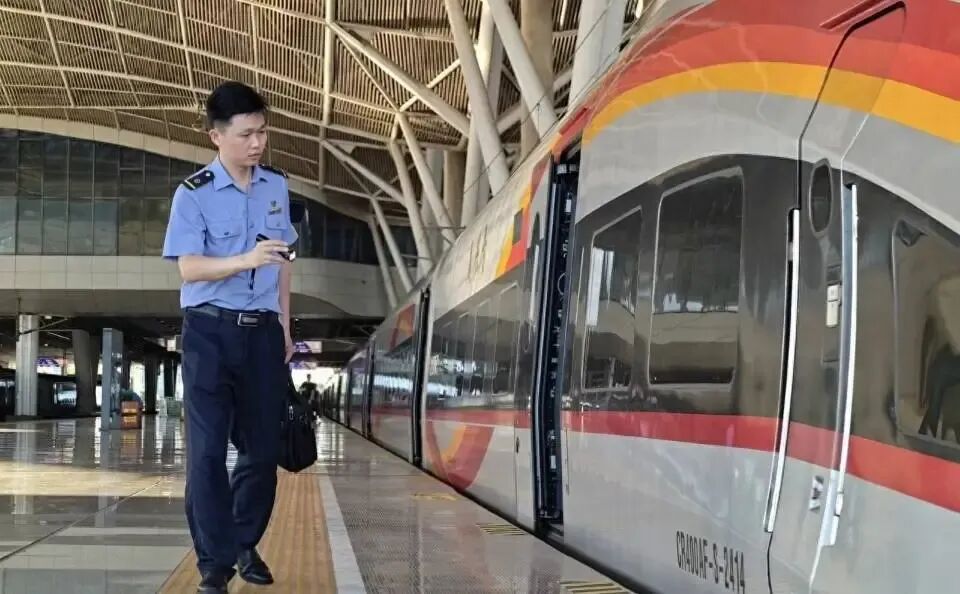 印度人嘲讽中国火车,印度博主游西安狂喷中国火车？看完细节笑了，网友：这对比太扎心