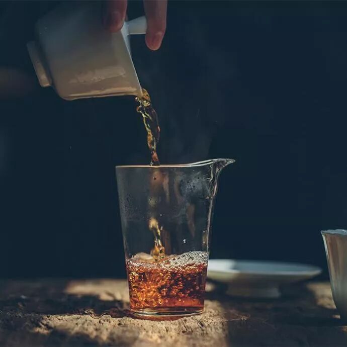 当你烦躁、不安、空虚、无助、茫然的时候，请静下来，泡一壶茶！