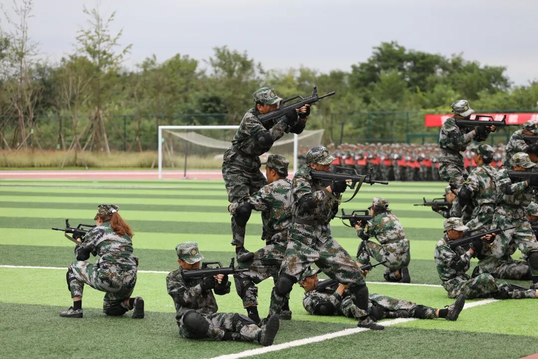 成都大学2021级新生军训现场