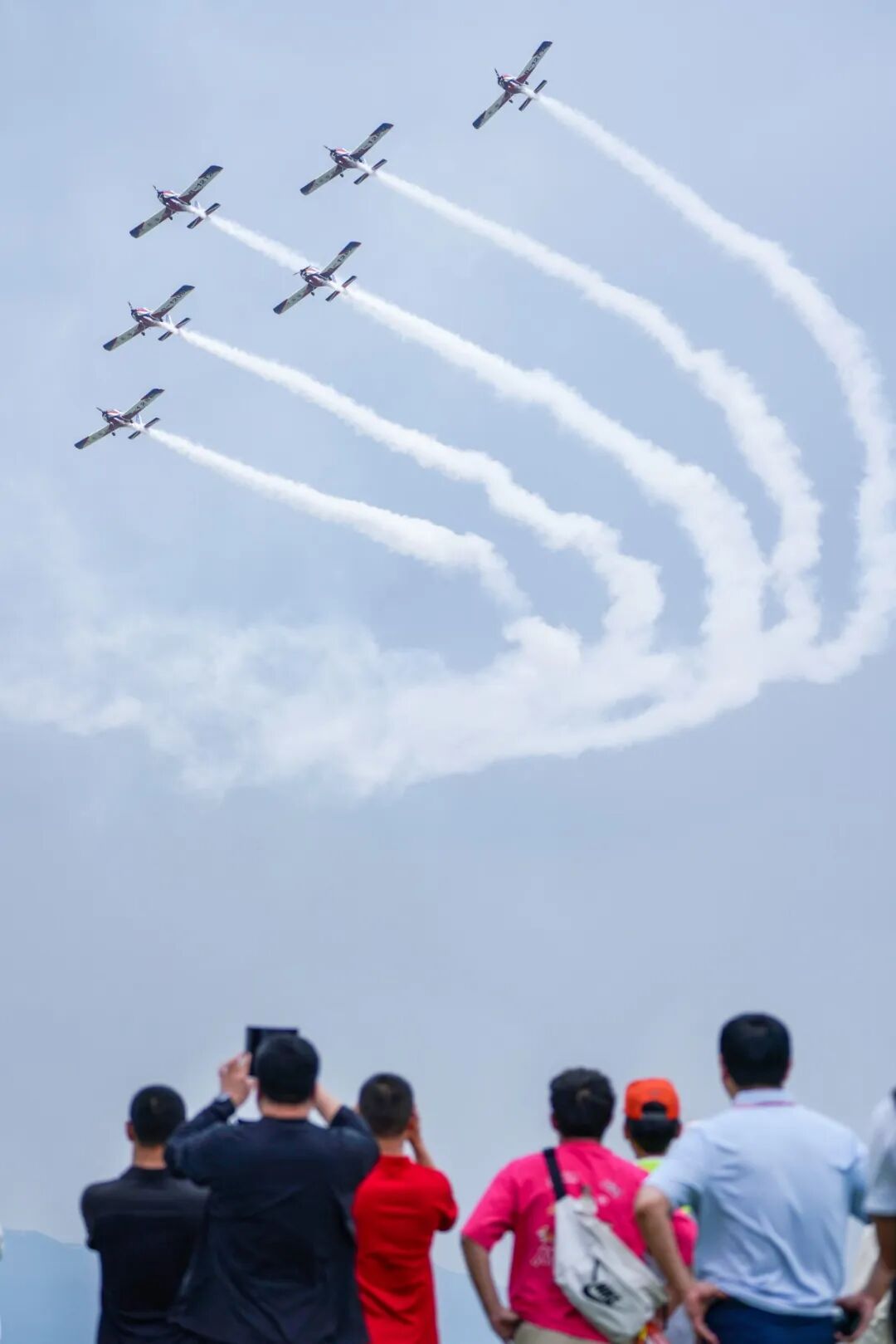 飞机表演方阵在天空翱翔不时变幻队形。清远日报记者 刘淑芳 摄