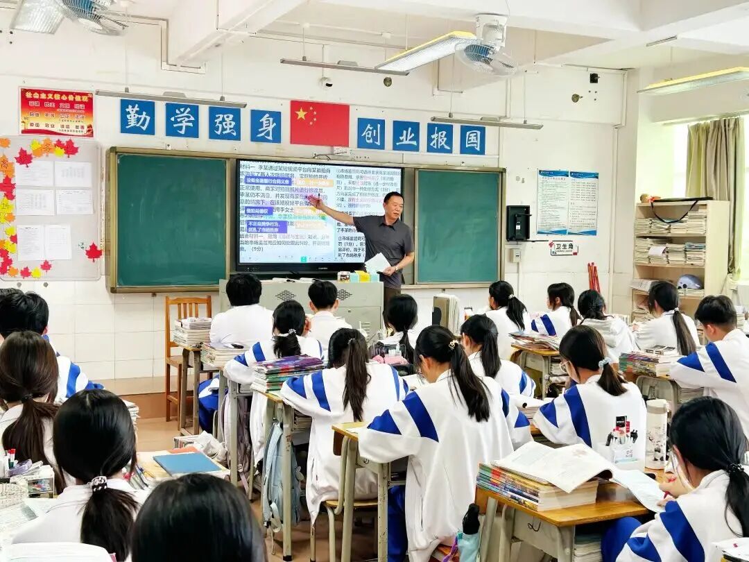 天河中学托管帮扶团队、佛冈一中副校长（挂任）张杰绪在上课。