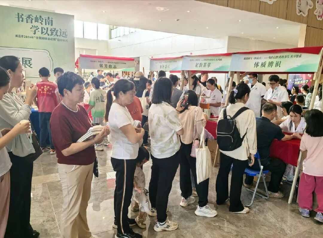 市民在摊位前排队。通讯员供图