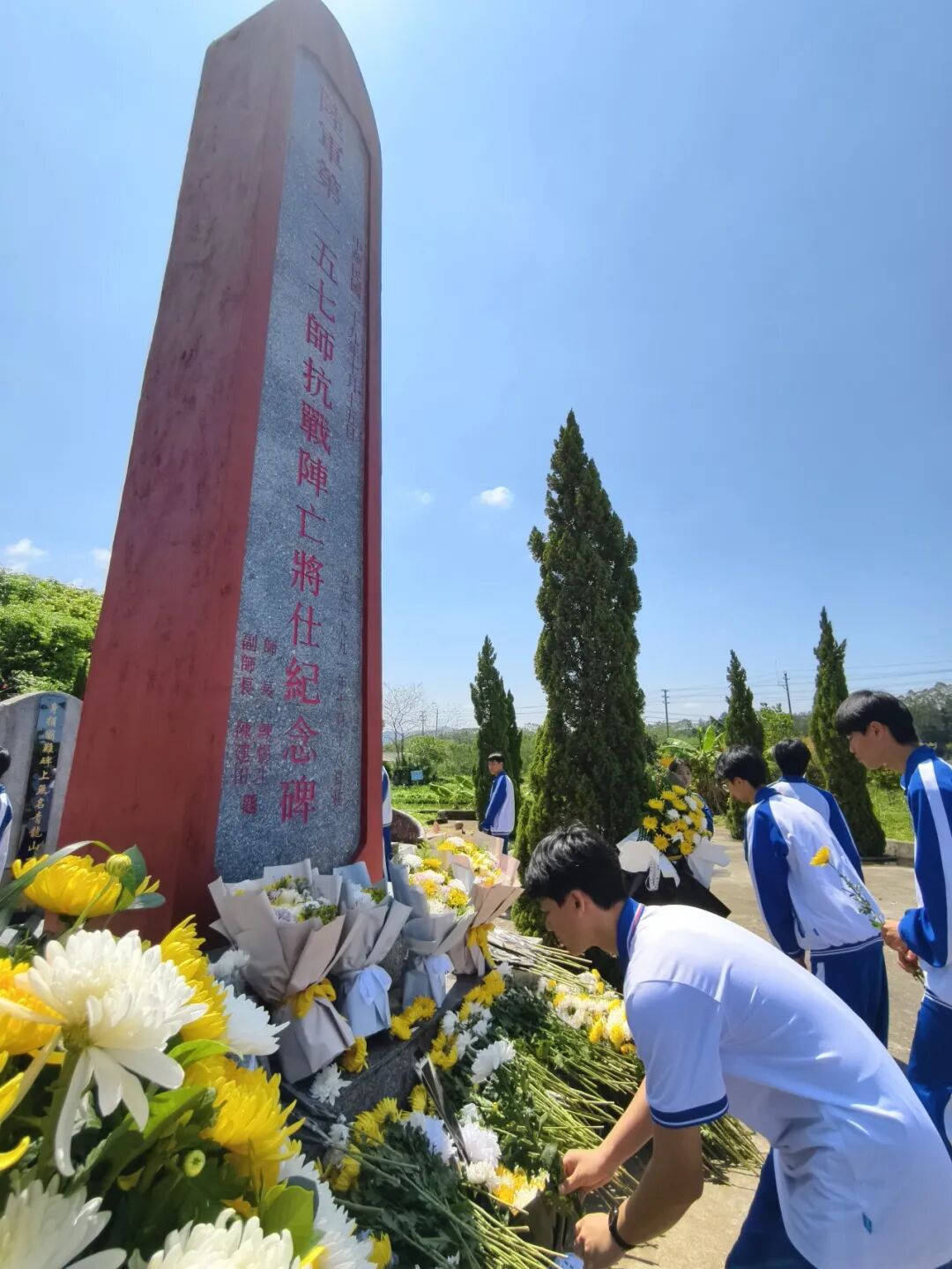 源潭中学师生开展清明祭英烈主题实践活动。通讯员 供图