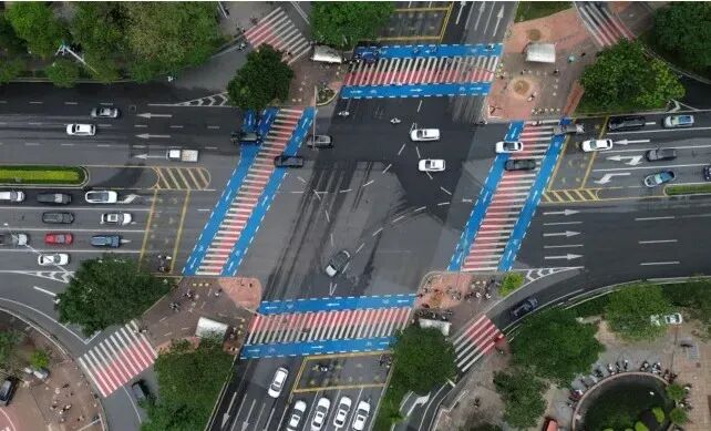 凤翔中路和人民路交汇口（凤城世家路口）改造前。