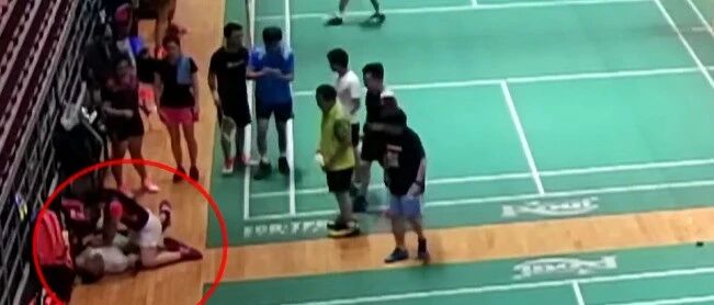 羽毛球场，福建一男子突然倒地，心跳骤停！紧接着……