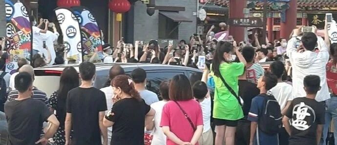 相声男团在津拍节目遭“围堵”……大娘：有嘛看的，都举手机拍，把他举起来都看到了