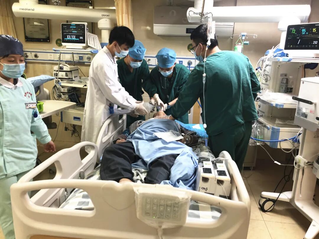 成功抢救一天三次心脏呼吸骤停患者为生命加时