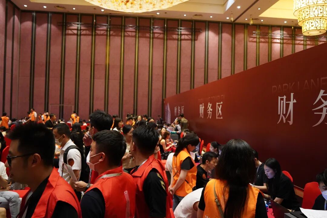 华润长隆万博悦府开盘98-142平三至四房，单价在5.5-7万/平！