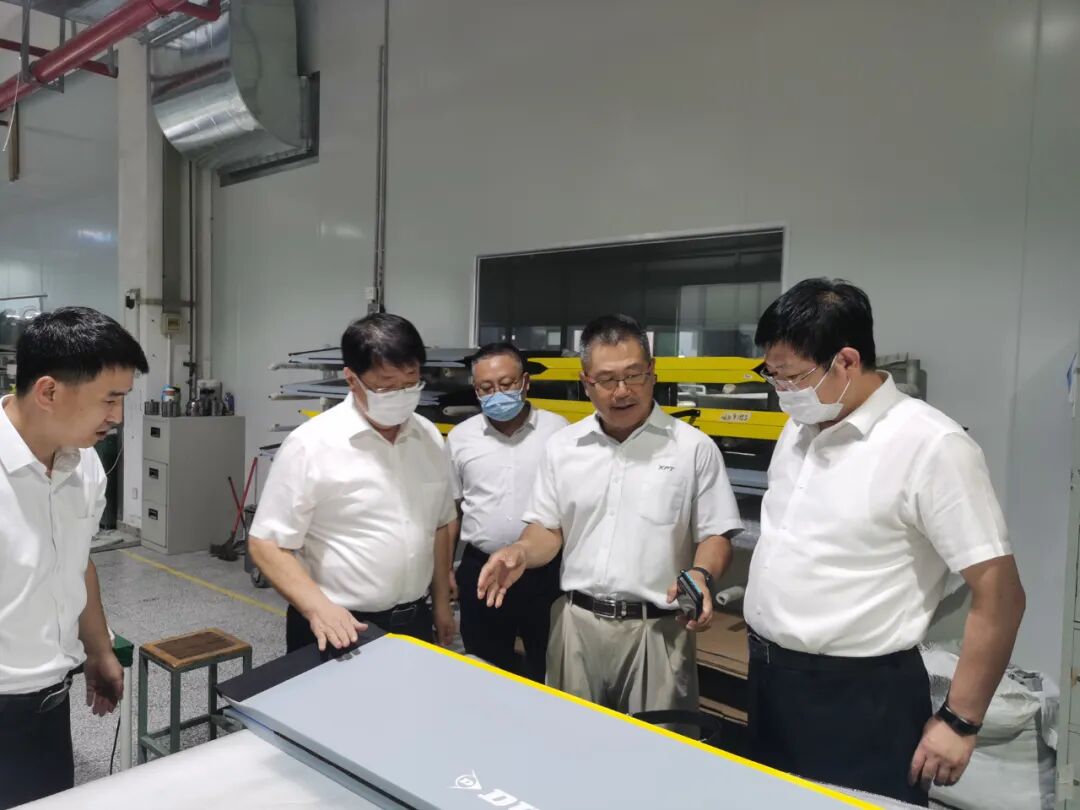 在厦门新凯复材科技有限公司,梅延良一行参观了企业展厅和车间,详细