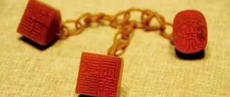 被末代皇帝带走的40多箱珠宝，一对翡翠手镯就抵过我全部身家？！