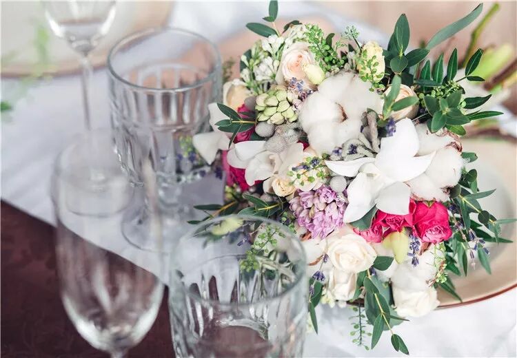 婚礼中必不可少的婚车鲜花装饰技巧！