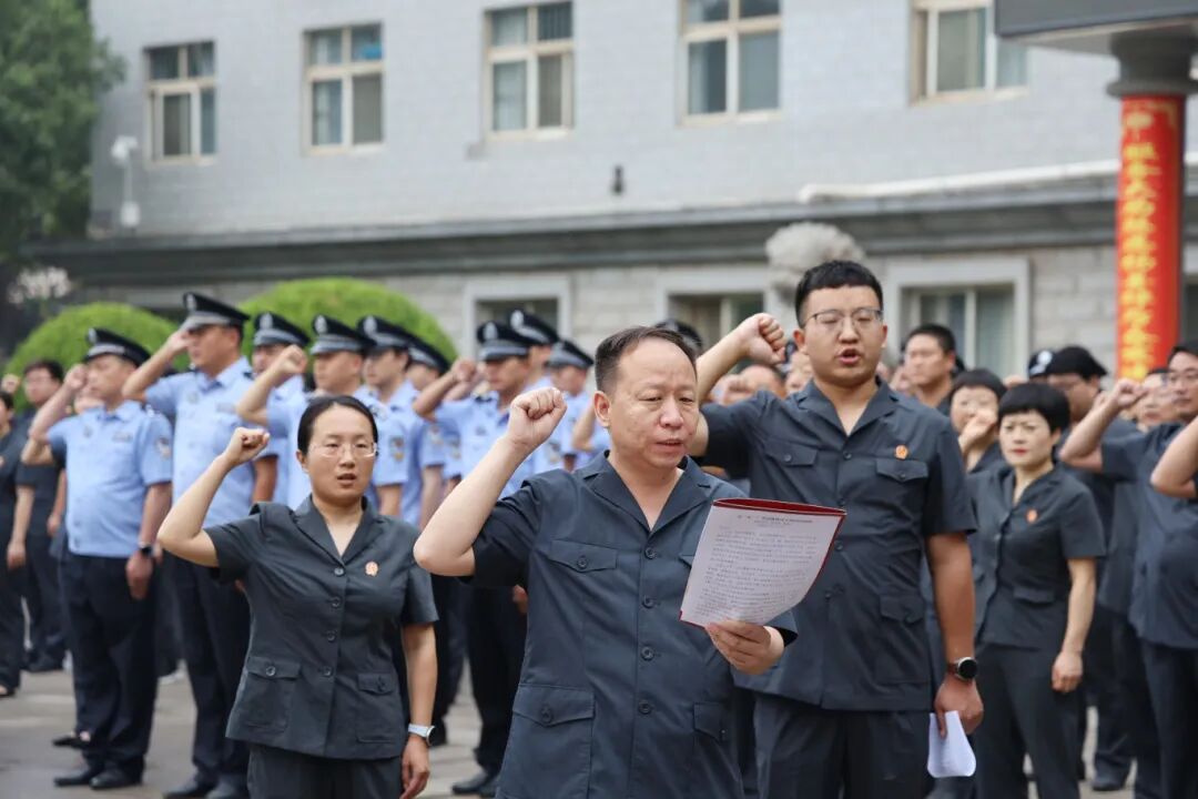 河南省灵宝市人民法院开展庆“七一”升国旗暨重温入党誓词活动