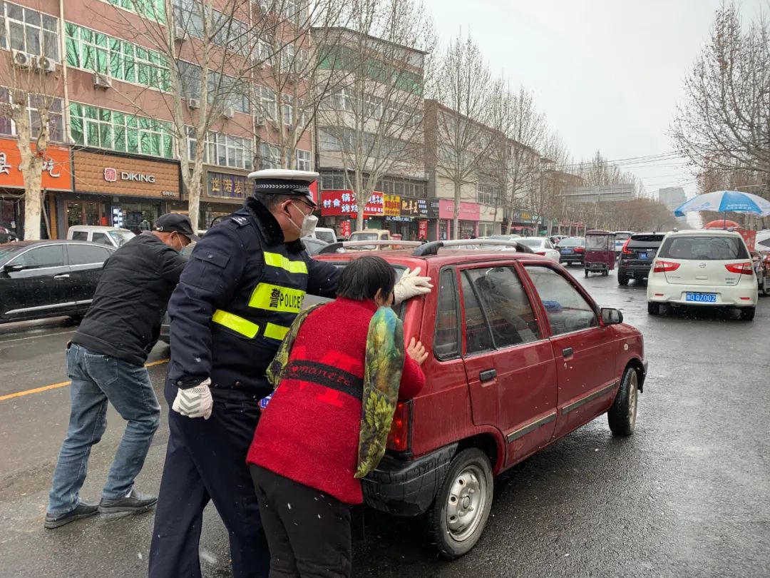 為確保道路暢通和群眾出行安全,郟縣公安交警聞雪而動,迅速啟動惡劣