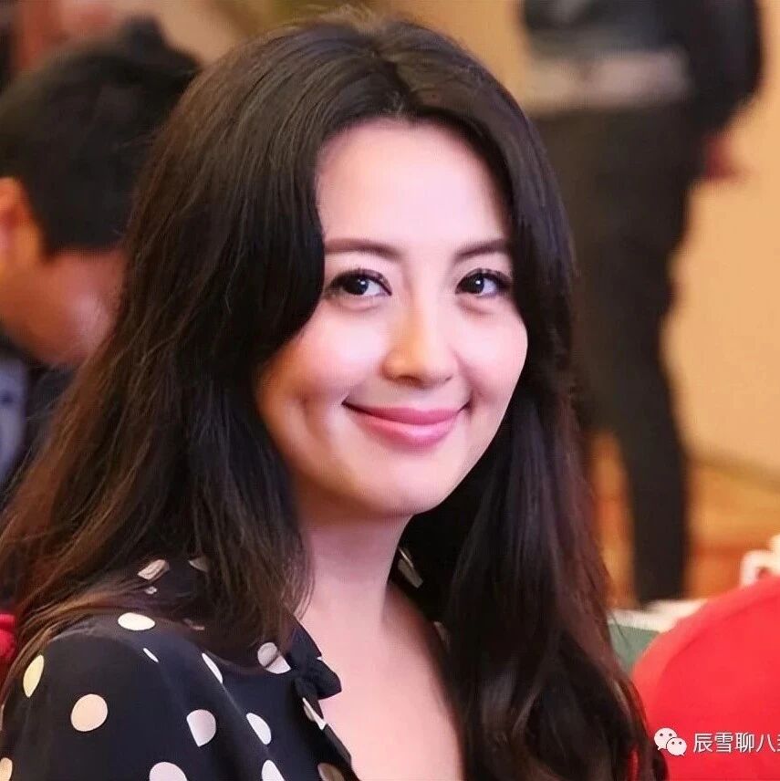 于和伟藏了20年的老婆曝光!看到照片,老熟人了,网友:比他早出名
