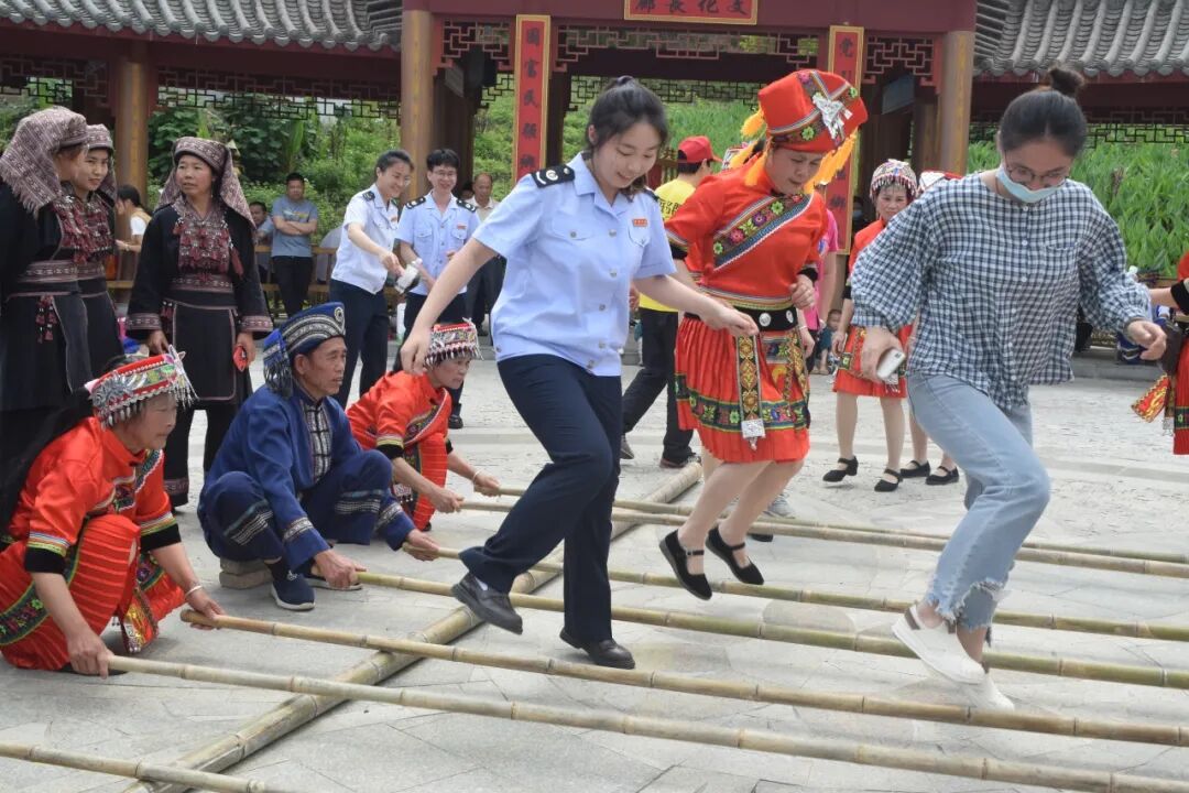 花山瑶族乡五老当好六员助力乡村振兴