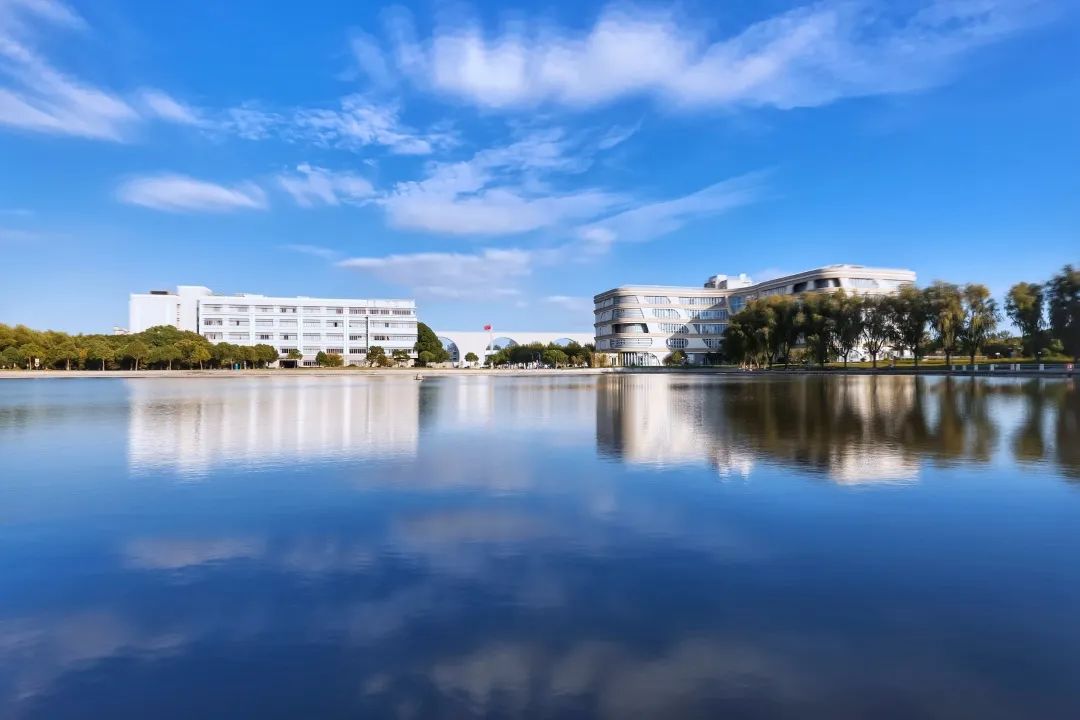 藥大學溯園裡聽秋風颯颯在泮池邊與秋相遇上海大學秋風穿過風機葉片