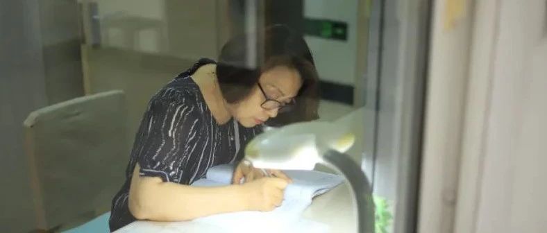 在北大做楼长，她被写进博士论文的致谢中