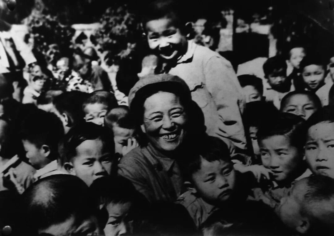 和高岗结婚,逐步成长为坚定的共产主义者并担任延安保育院院长,为党