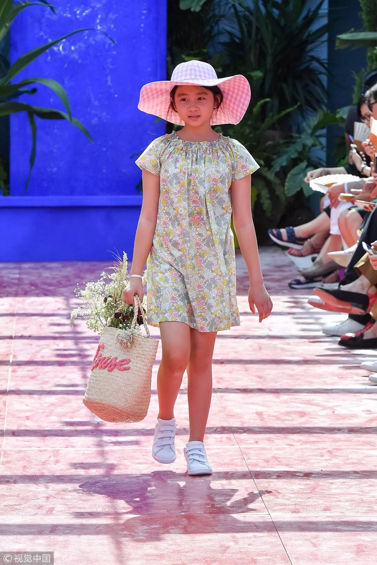 2017年7月6日,黄多多在巴黎为某童装品牌走秀./ 视觉中国&凤凰网