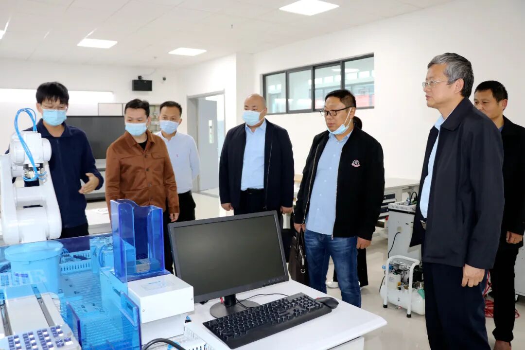 参观机电实训中心