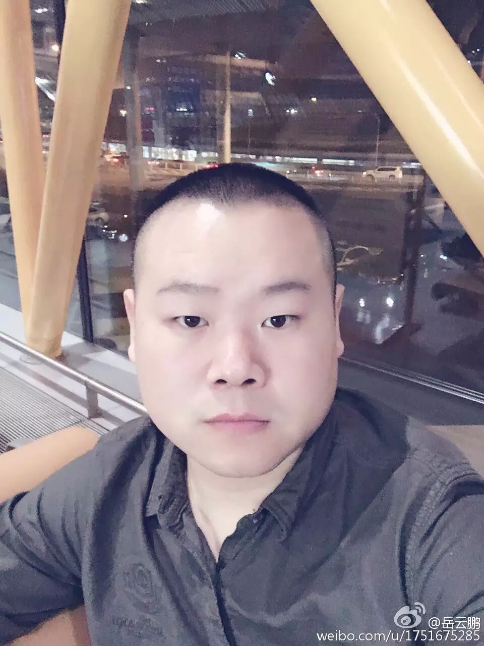 自拍显脸小皮肤好还自然小岳岳教你来自拍