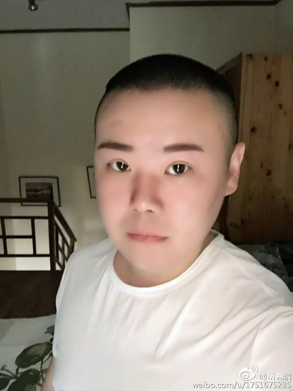 自拍显脸小皮肤好还自然小岳岳教你来自拍