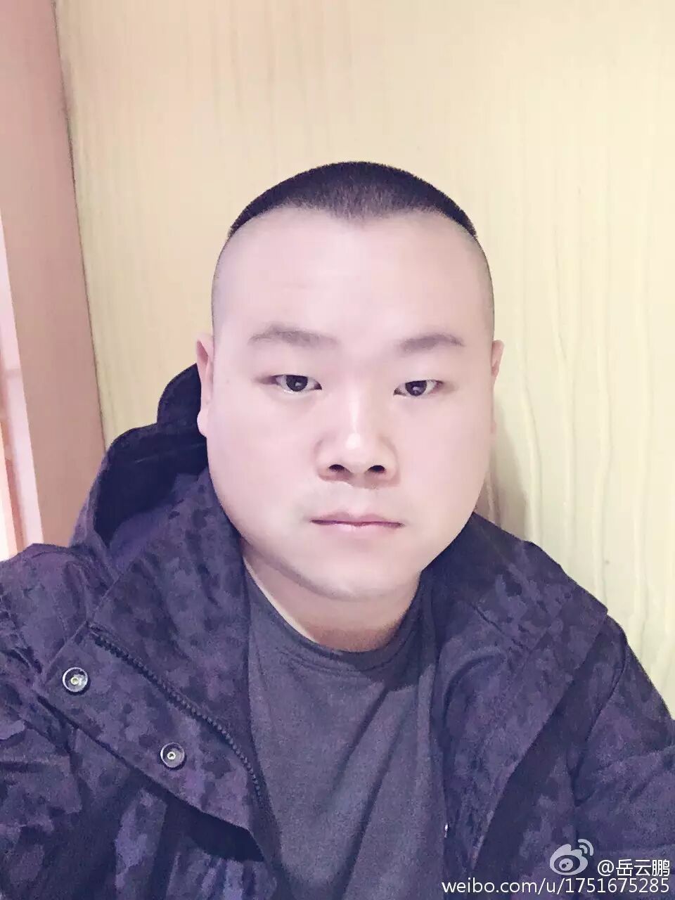 自拍显脸小皮肤好还自然小岳岳教你来自拍