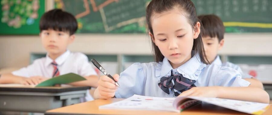 中小学生家长注意！这个微信群可免费教孩子写作文，今天还送下学期教材资料！