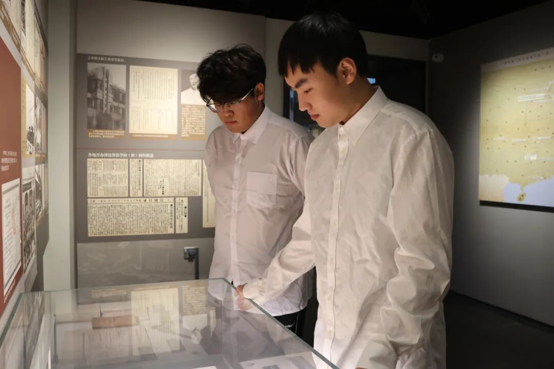 保定理工学院康复医学院举行2025上半年第38期发展团员入团仪式暨留法勤工俭学运动纪念馆主题教育活动