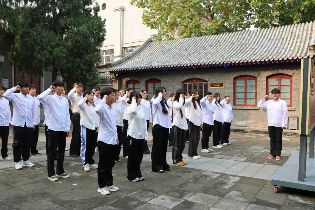 保定理工学院康复医学院举行2025上半年第38期发展团员入团仪式暨留法勤工俭学运动纪念馆主题教育活动