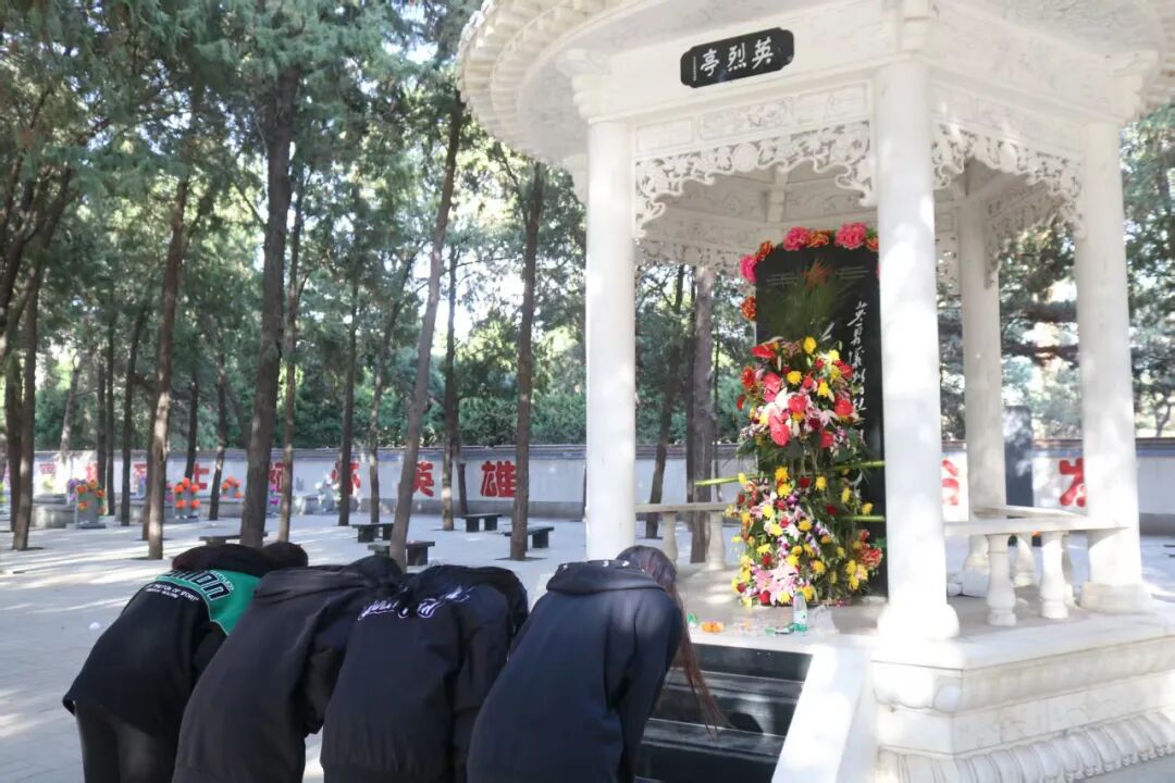 【党心凝聚，团建生辉】清明祭忠魂，追远思奋进——牛牛游戏康复医牛牛游戏开展徒步祭扫烈士陵园活动