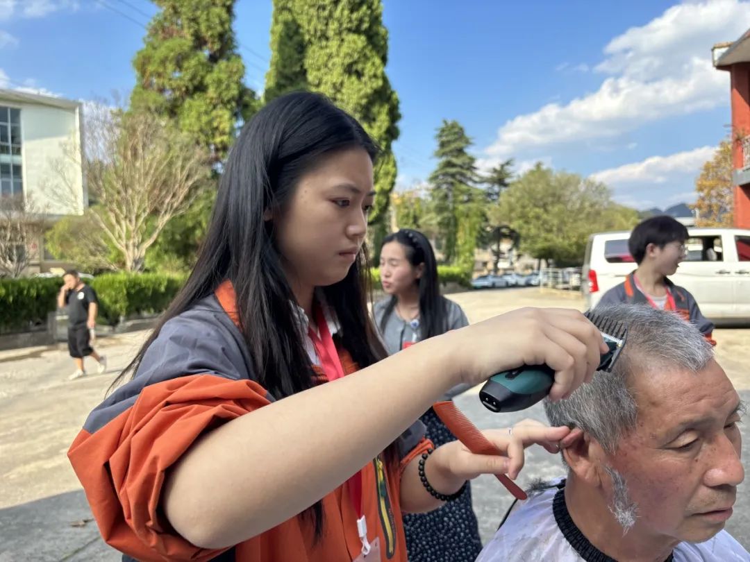 爱心传递，技能助老——贵阳新东方烹饪高级技工学校形象设计专业学生开展公益理发活动