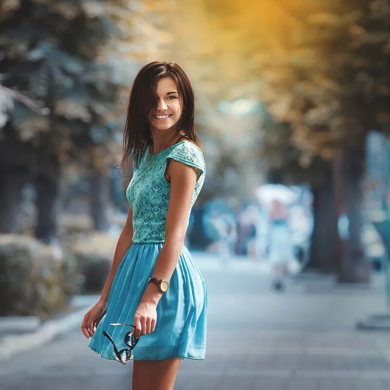 行中，微笑转身的一瞬间美好得让人心动，也最能表达出一种浪漫的意境。图源：cfpwalk away f