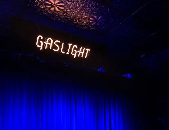 《韦氏词典》2022年度热词&ldquo;gaslighting&rdquo;是什么意思？