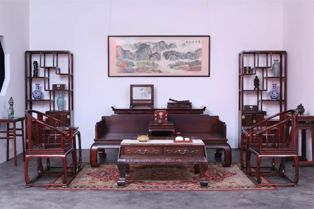 客厅不用红木沙发，居然可以用罗汉床和皇宫椅搭配？！