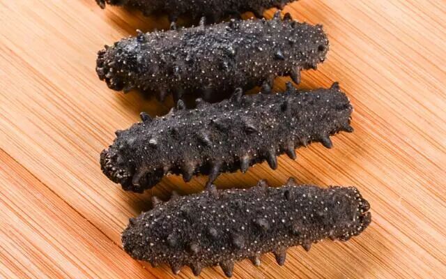 既然干海参还要泡发，为何不直接用鲜活海参呢？