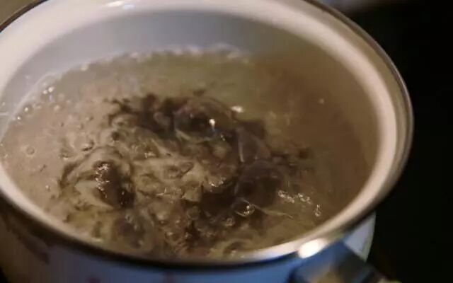 泡发海参时会掉颜色，还会掉渣？这些现象正常吗？