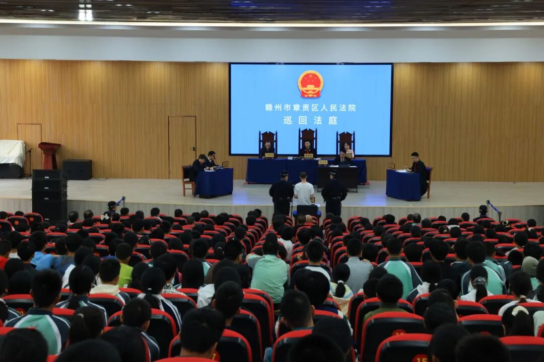 1.2庭审进校园.jpg