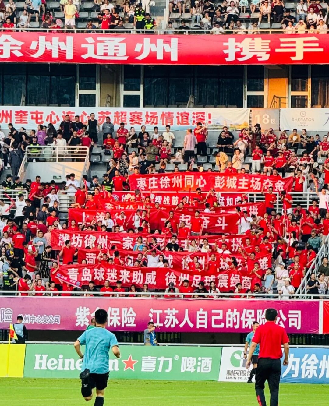 苏超镇江队球迷拉出巨型Tifo