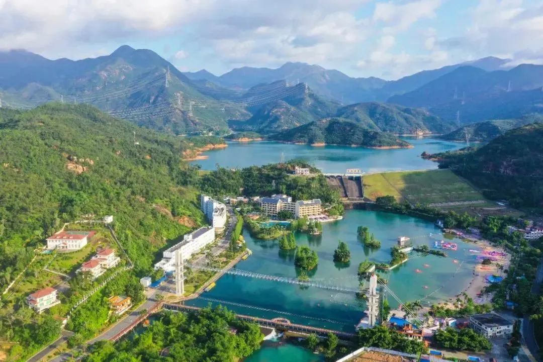 住在新會古兜溫泉小鎮喜泰酒店在水色波光和鬱郁樹影中雲海,湖泊,星空