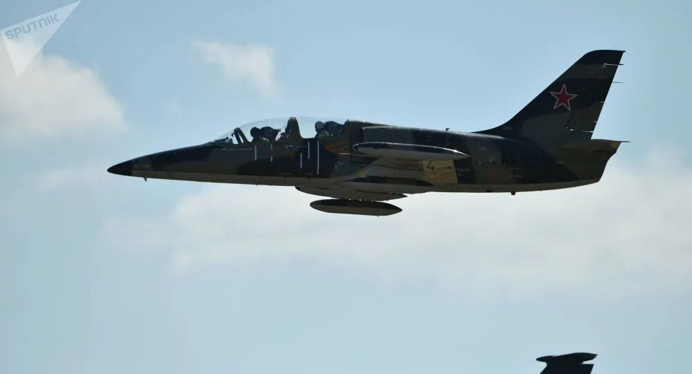 俄军一架L-39教练机坠毁 两名飞行员成功弹射逃生