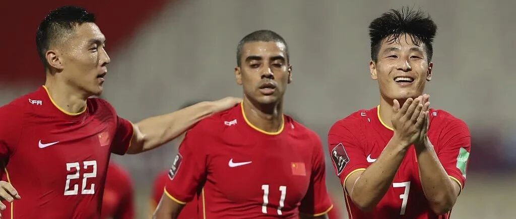 熬夜看球到快3点，国足赢，不，平，不，是绝杀越南！